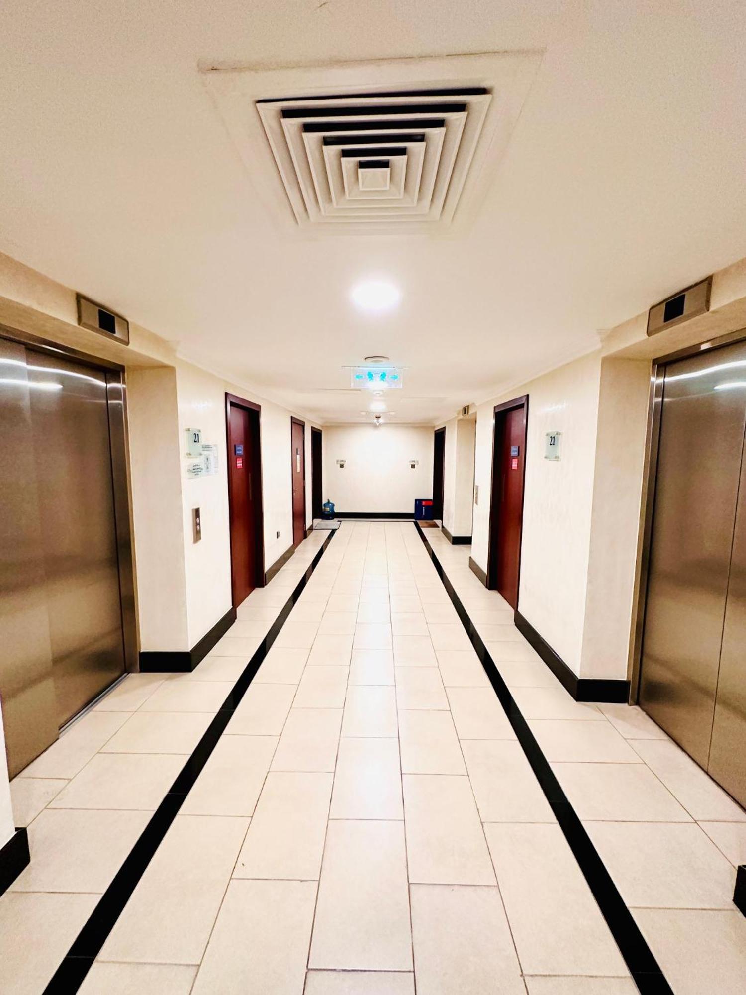 The Aero Hostel Dubai Luaran gambar